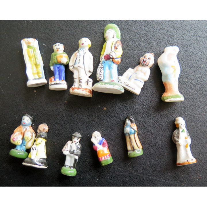 Lot de 12 personnages de crèche et divers