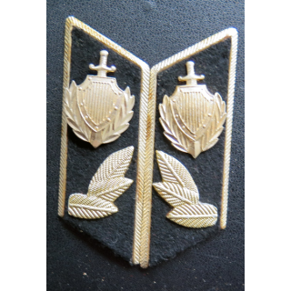 URSS : paire de cols métalliques soviétiques créées par un soldat prenant la quille