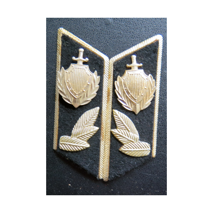 URSS : paire de cols métalliques soviétiques créées par un soldat prenant la quille