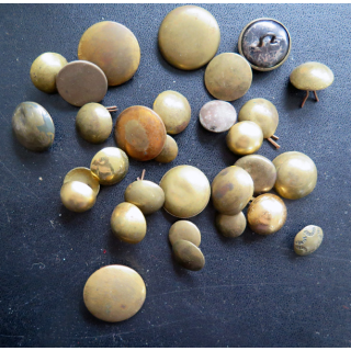 Lot de 29 boutons divers pour différentes tenues militaires de différents pays