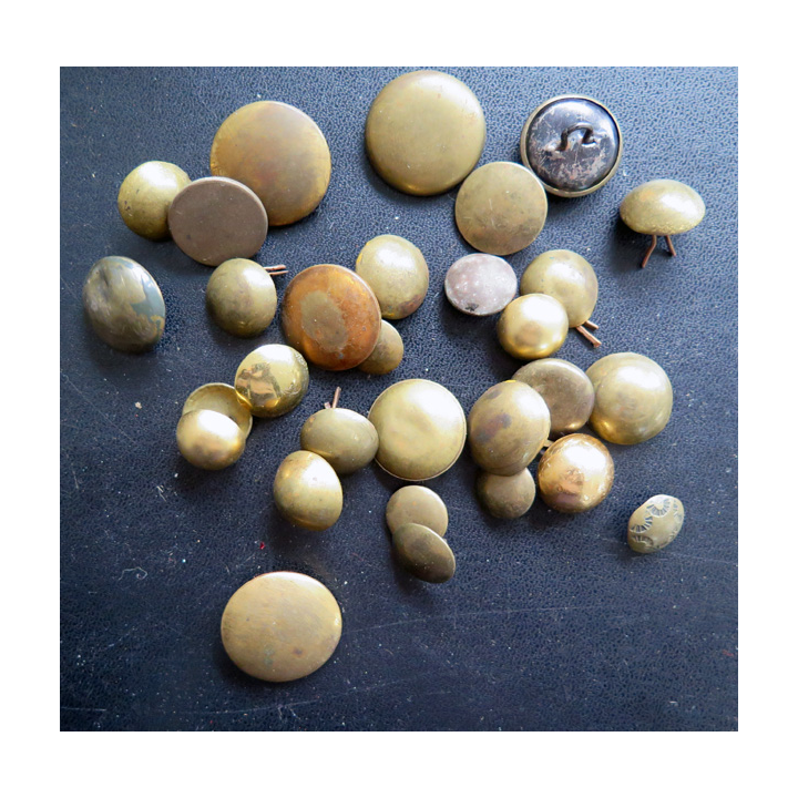 Lot de 29 boutons divers pour différentes tenues militaires de différents pays
