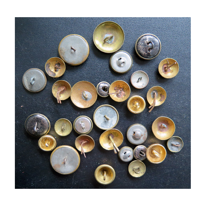 Lot de 29 boutons divers pour différentes tenues militaires de différents pays