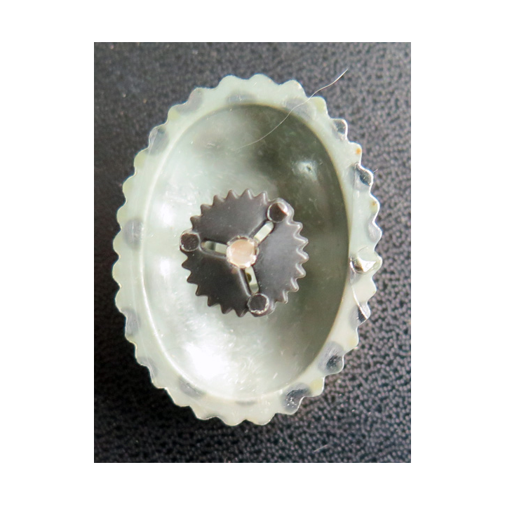 RUSSIE : insigne de casquette dorée de la Police russe (revers fond vert olive)