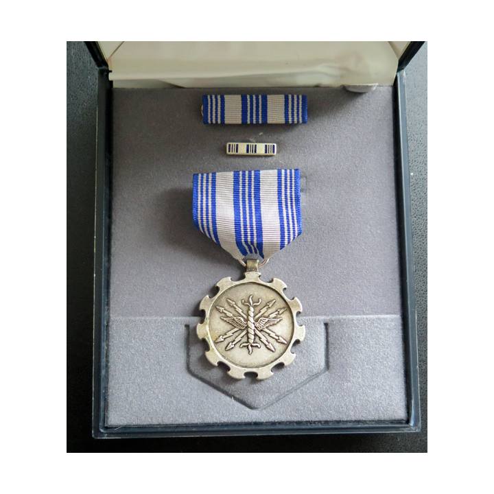 USA : Air Force meritorious achievement medal dans sa boite avec ses rappels de décoration