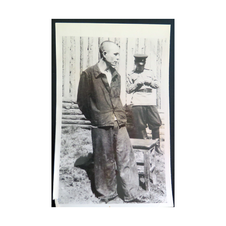 URSS : photo d'un prisonnier soumis aux travaux forcé et l'officier de sécurité 15 x 24 cm