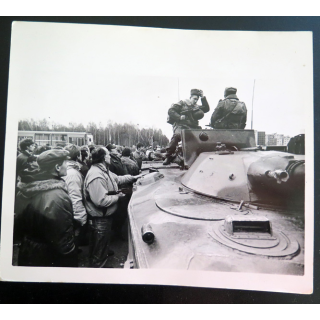 URSS : photo de parachutistes de la 7° division aéroportée de la Garde sur BMD-1 Vilnius, 1991 21 x 24,5 cm