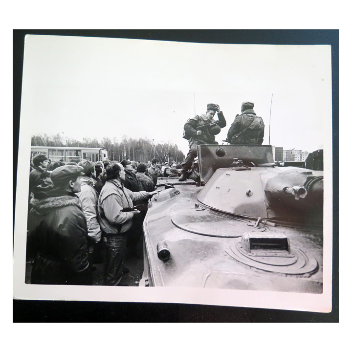 URSS : photo de parachutistes de la 7° division aéroportée de la Garde sur BMD-1 Vilnius, 1991 21 x 24,5 cm