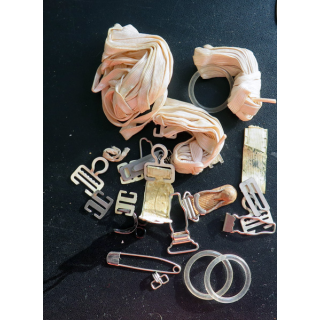 Lot d'élastiques et crochets porte jarretelles anciennes