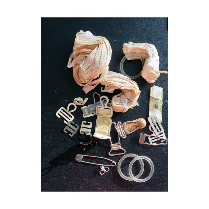 Lot d'élastiques et crochets porte jarretelles anciennes