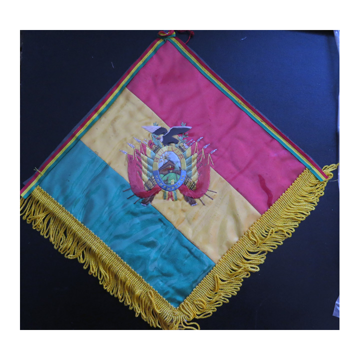 BOLIVIE : magnifique drapeau brodé bolivien 25 x 25 cm