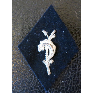 LOSANGE DE BRAS MODÈLE 45 : écusson du trésor aux armées motif canetille argent fond noir en feutre.