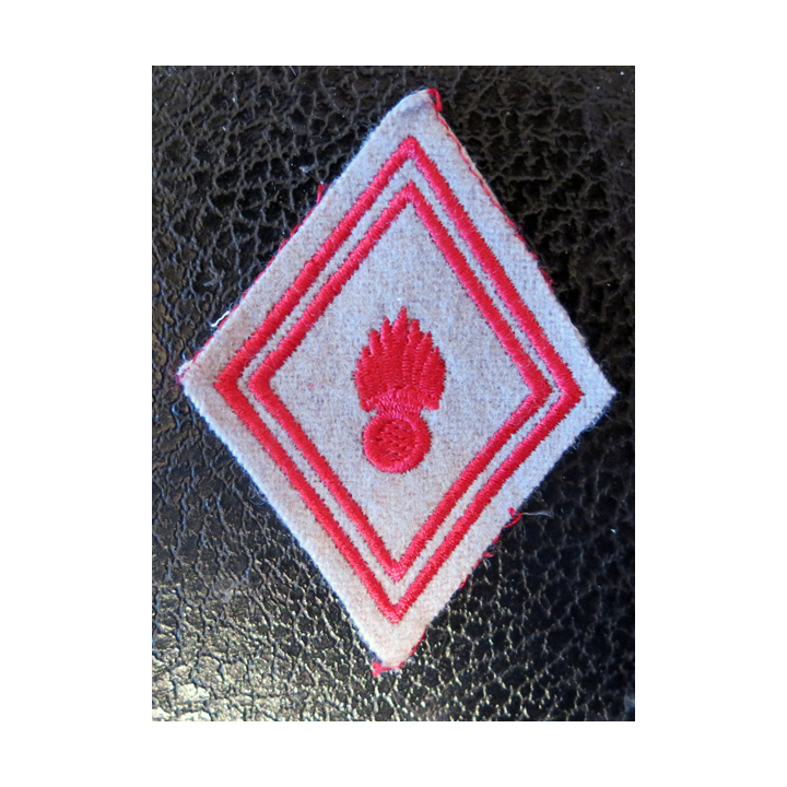 LOSANGE DE BRAS MODÈLE 45 :  écusson modèle troupe type école avec soutaches et grenade écarlates