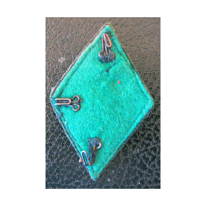 LOSANGE DE BRAS MODÈLE 45 :  écusson armurier fond en feutre vert soutaches écarlates 2 fusils croisés laine jonquille train ?