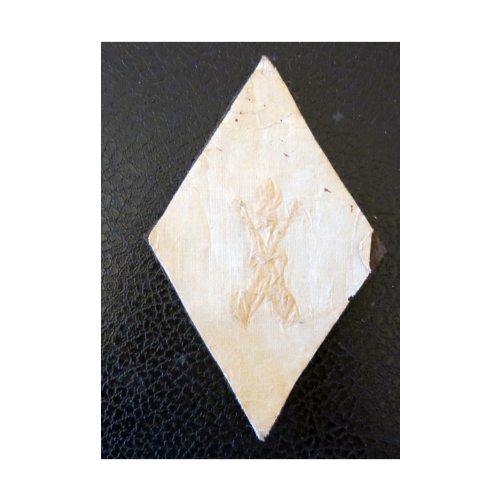 LOSANGE DE BRAS MODÈLE 45 :  écusson de sous officier armurier fond en feutre kaki grenade et 2 fusils croisés en canetille or