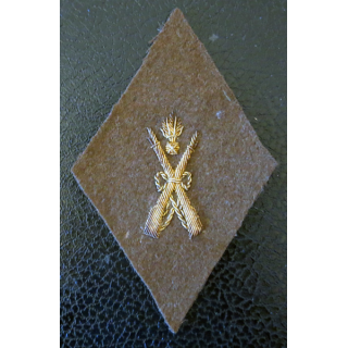 LOSANGE DE BRAS MODÈLE 45 :  écusson de sous officier armurier fond en feutre kaki grenade et 2 fusils croisés en canetille or
