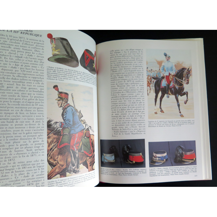 Casques et coiffures militaires français de l'époque gauloise à la 2° GM de C. H. Tavard jacques Grancher Editeur