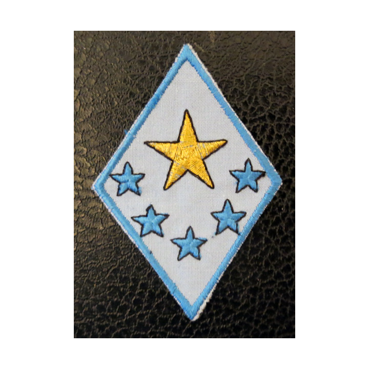 LOSANGE DE BRAS MODÈLE 45 :  écusson inconnu fond bleu 1 étoile or, 5 étoiles bleues