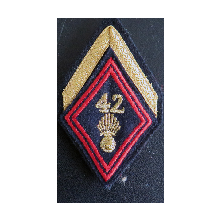 42° RI : Galon de sergent appelé (PDL) du 42° régiment d'infanterie avec crochets de fixation