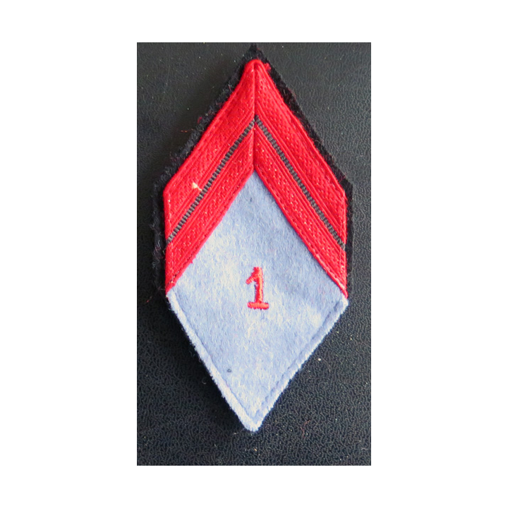 1° COMA : Galon de caporal appelé (PDL) de la  1°  section de commis des ouvriers militaire d'administration