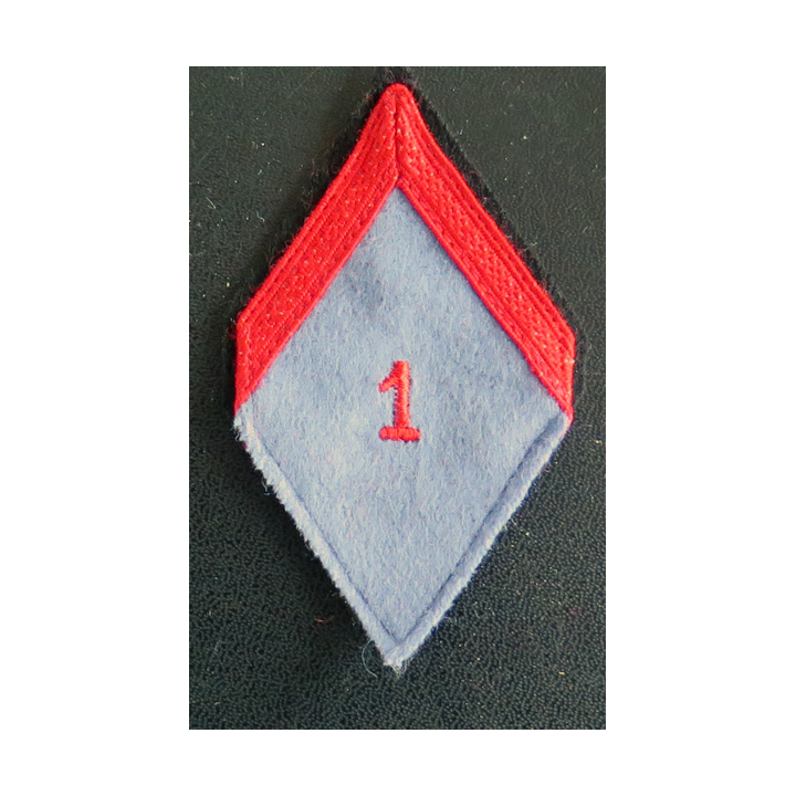 1° COMA : Galon de 1° Classe appelé (PDL) de la  1°  section de commis des ouvriers militaire d'administration