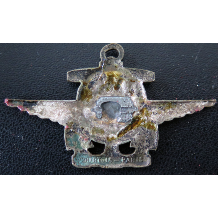P.A ARROMANCHES : insigne émaillé du Porte Avions Arromanches centre bronze Courtois sans attache