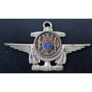 P.A ARROMANCHES : insigne émaillé du Porte Avions Arromanches centre bronze Courtois sans attache
