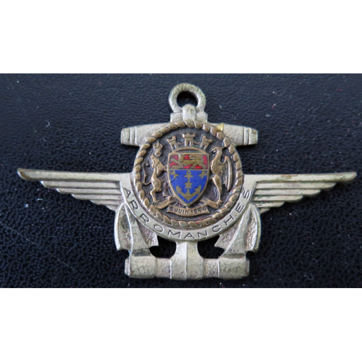 P.A ARROMANCHES : insigne émaillé du Porte Avions Arromanches centre bronze Courtois sans attache