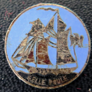 BELLE POULE : pin's émaillé de la belle poule diamètre 1,8 cm sans attache