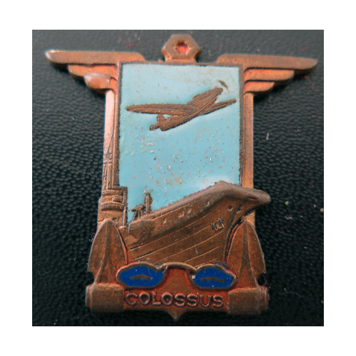 P. A COLOSSUS : insigne émaillé du Porte Avions Colossus Courtois sans attache