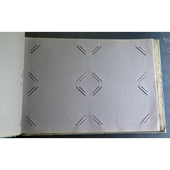 Album en cuir pour 480 cartes postales dimensions 38 x 26 x 2 cm (60 pages)