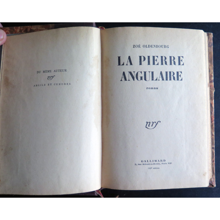 La Pierre angulaire de Zoé Oldenbourg Gallimard 1953 relié toile et carton Bibliothèque du RCCC