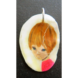 Pendentif de coquillage peint, portrait de jeune fille