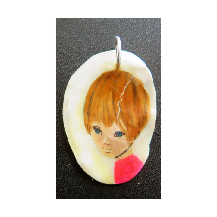 Pendentif de coquillage peint, portrait de jeune fille