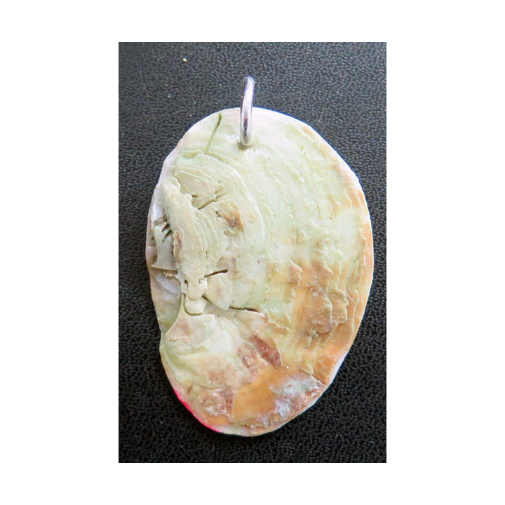 Pendentif de coquillage peint, portrait de jeune fille