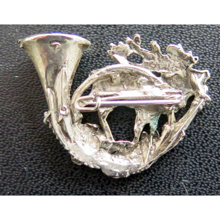 Broche de chasse cerf et cor sur feuille de chêne