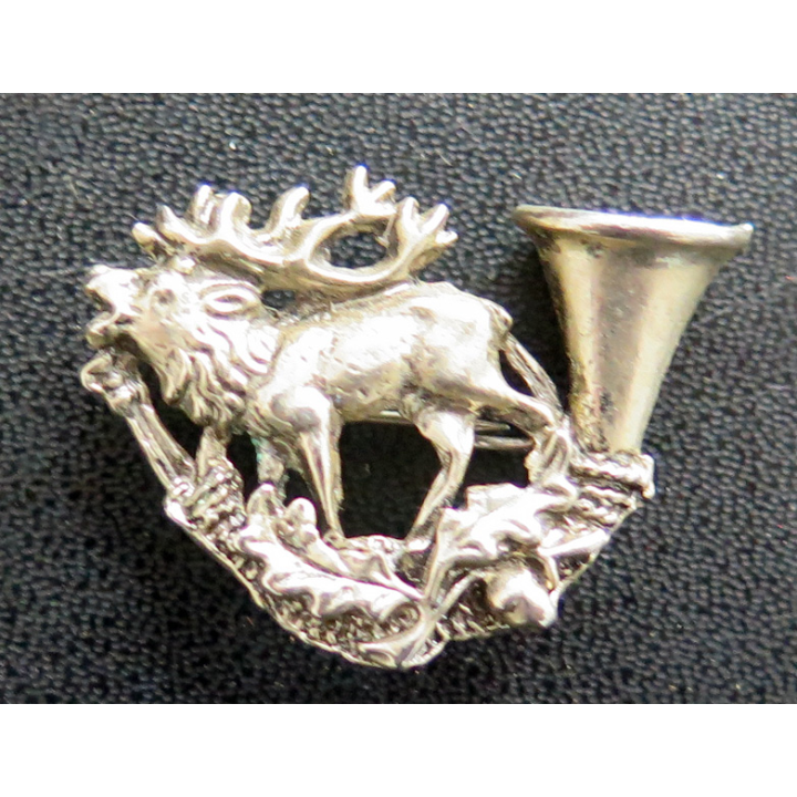 Broche de chasse cerf et cor sur feuille de chêne