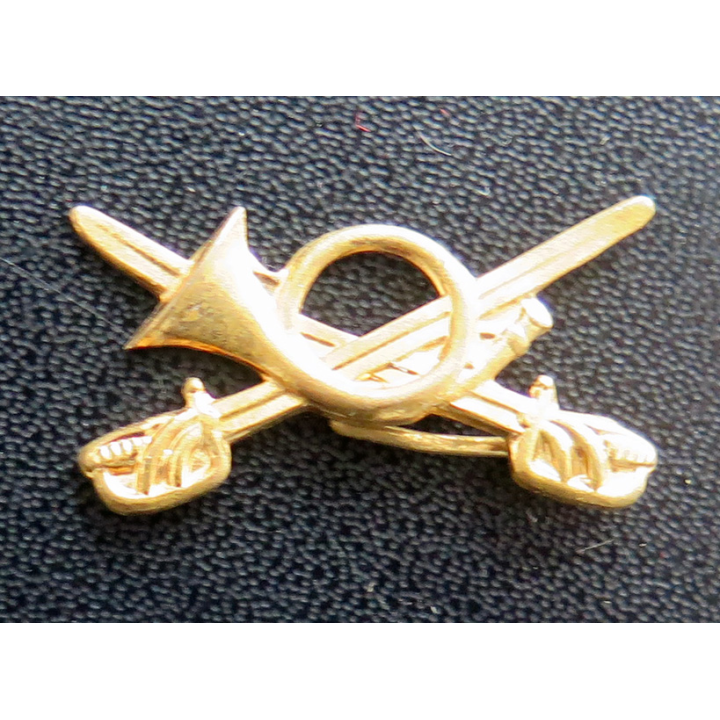 INSIGNE de col belge : insigne de col des unités de chasseurs à cheval armée Belge (manque 1 attache)
