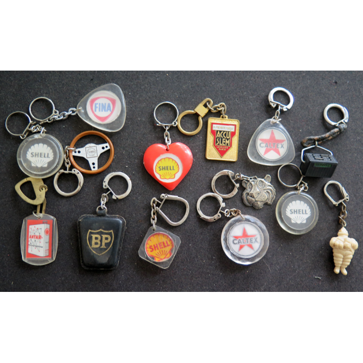 Porte clefs Vintage des années 1950-1960 : 14 Porte Clefs de Stations essence et garages