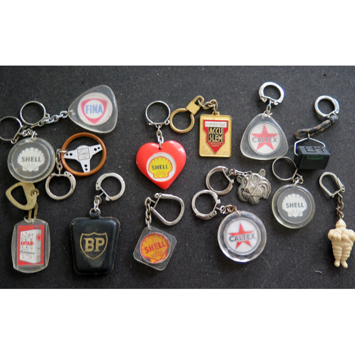 Porte clefs Vintage des années 1950-1960 : 14 Porte Clefs de Stations essence et garages