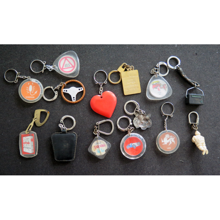 Porte clefs Vintage des années 1950-1960 : 14 Porte Clefs de Stations essence et garages