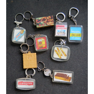 Porte clefs Vintage des années 1950-1960 :  9 Porte Clefs sur les biscuits