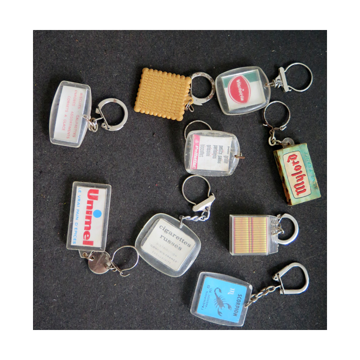 Porte clefs Vintage des années 1950-1960 :  9 Porte Clefs sur les biscuits