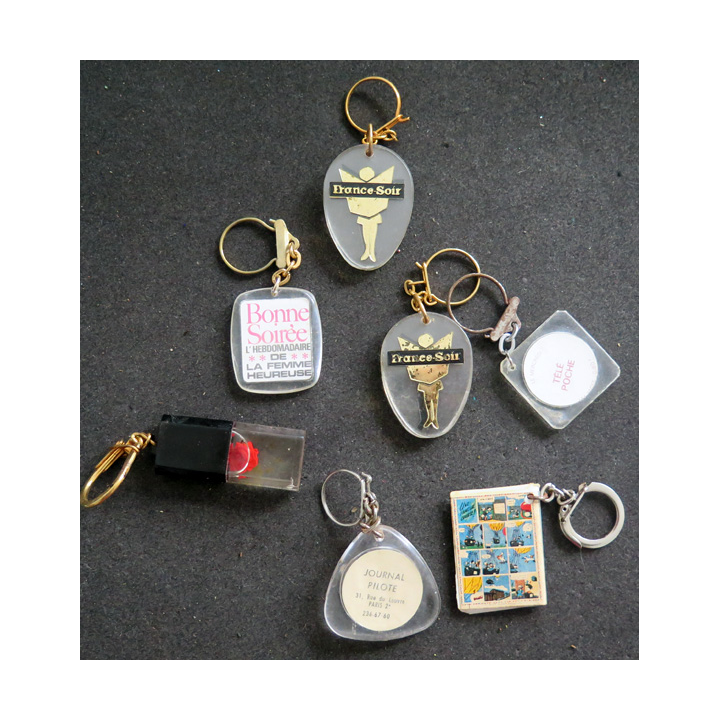Porte clefs Vintage des années 1950-1960 :  7 Porte Clefs sur la Presse et magazines
