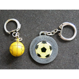 Porte clefs Vintage des années 1950-1960 :  2 Porte Clefs sur le Football