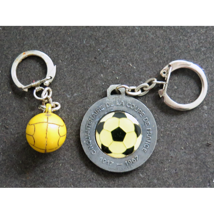 Porte clefs Vintage des années 1950-1960 :  2 Porte Clefs sur le Football