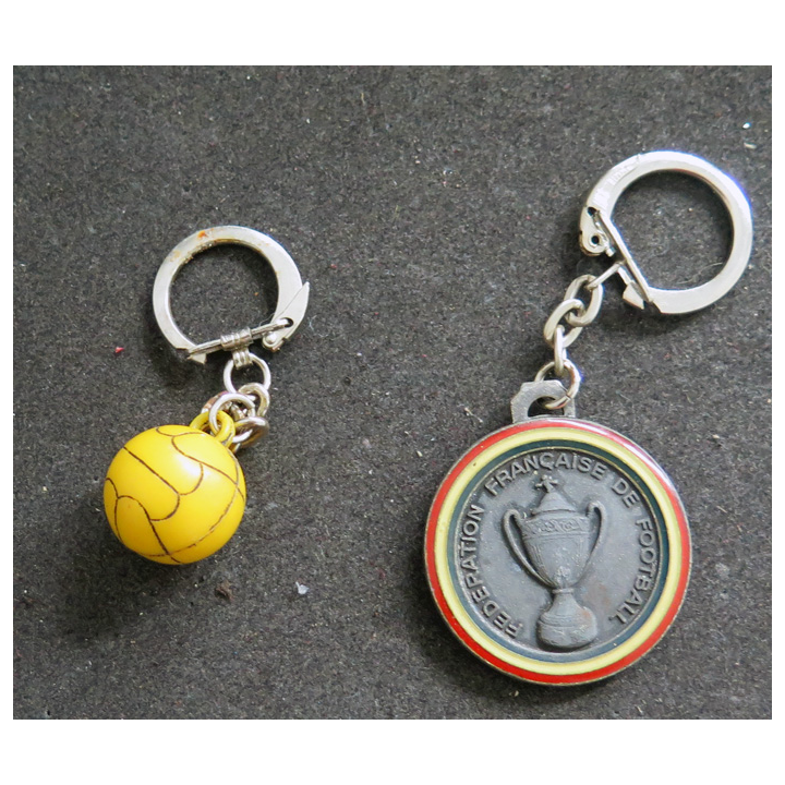 Porte clefs Vintage des années 1950-1960 :  2 Porte Clefs sur le Football