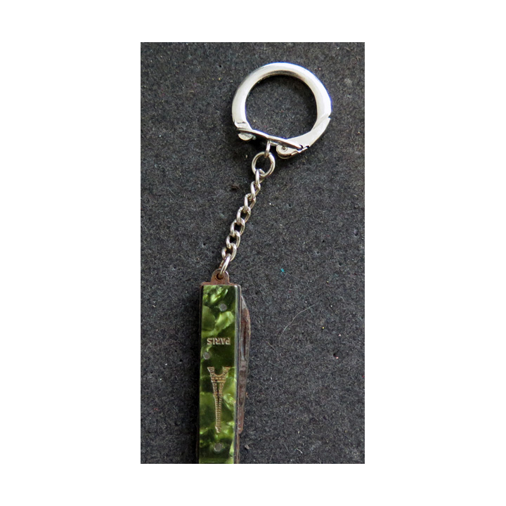 Porte clefs Vintage des années 1950-1960 :  Porte Clefs Petit couteau L 4 cm avec Tour Eiffel gravée sur le manche