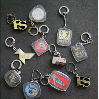 Porte clefs Vintage des années 1950-1960 :  11 Porte Clefs sur TV Radio Vidéo photo