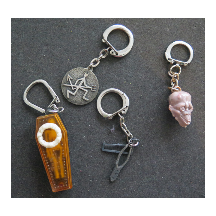 Porte clefs Vintage des années 1950-1960 :  4 Porte clefs sur la Mort et les cercueils