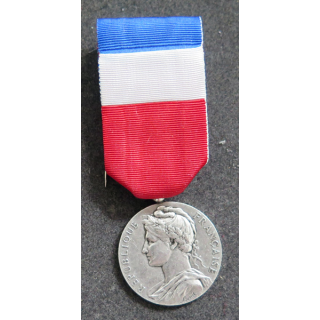 FRANCE : médaille du travail du ministère du Travail attribuée à D. Boyer en argent 1998